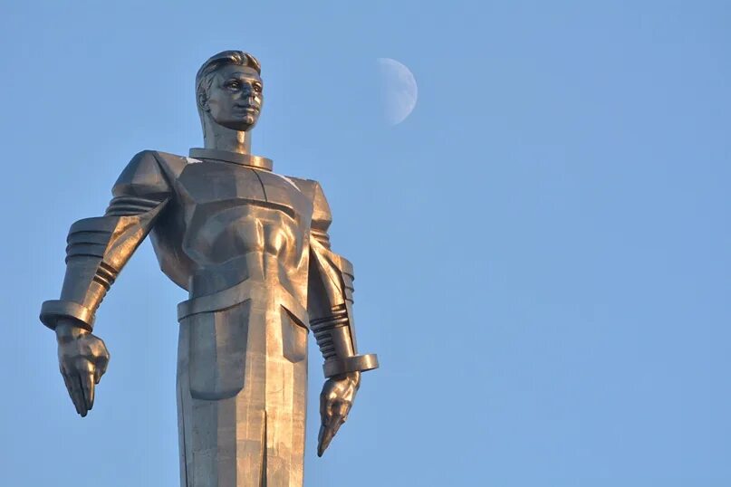 В каком городе памятник гагарину. Памятник Гагарину на Ленинском проспекте. Памятник Гагарину в Рязани. Памятник Гагарину на Юго западе. Памятник Гагарину рисунок.