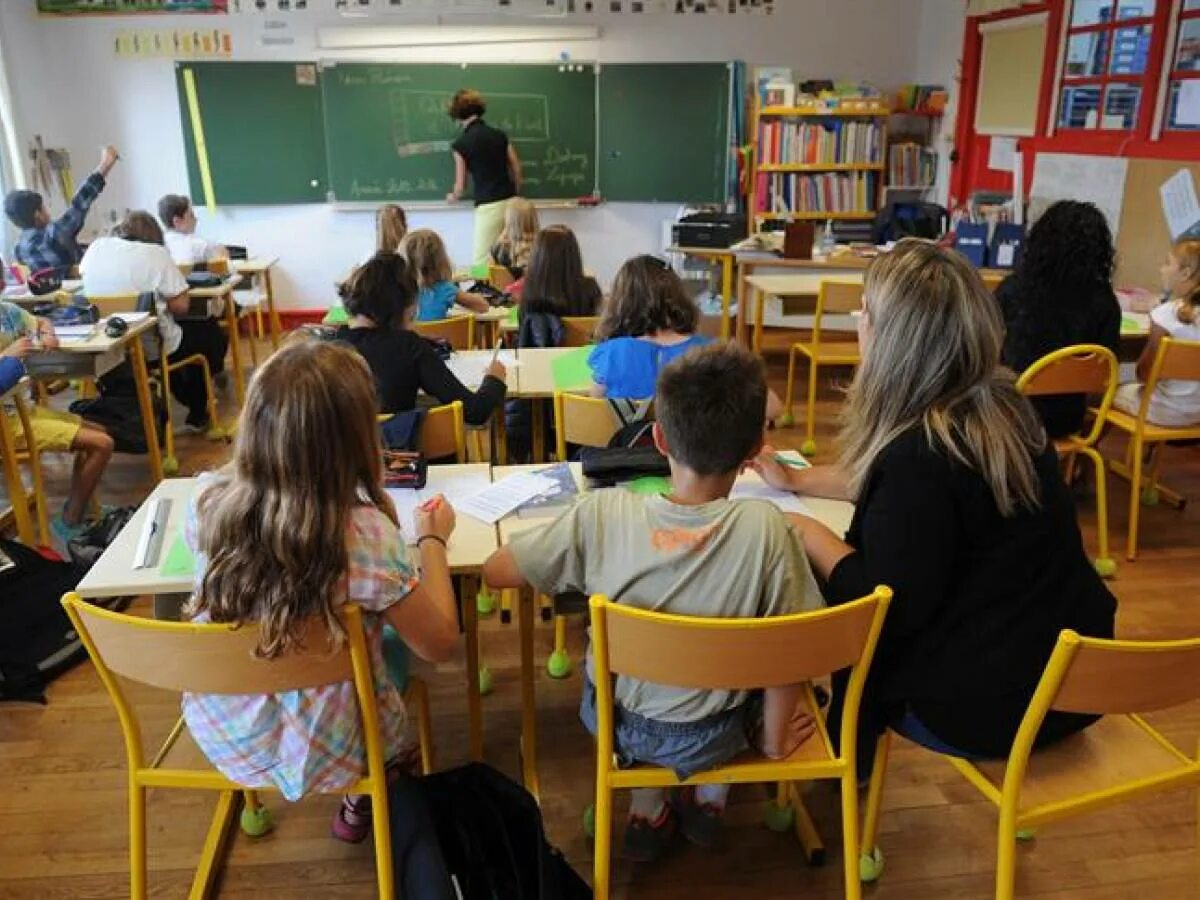 Школа во франции классы. Средняя школа во франции. Alpadia language schools швейцария. Начальная школа во франции. Начальная школа во франции.