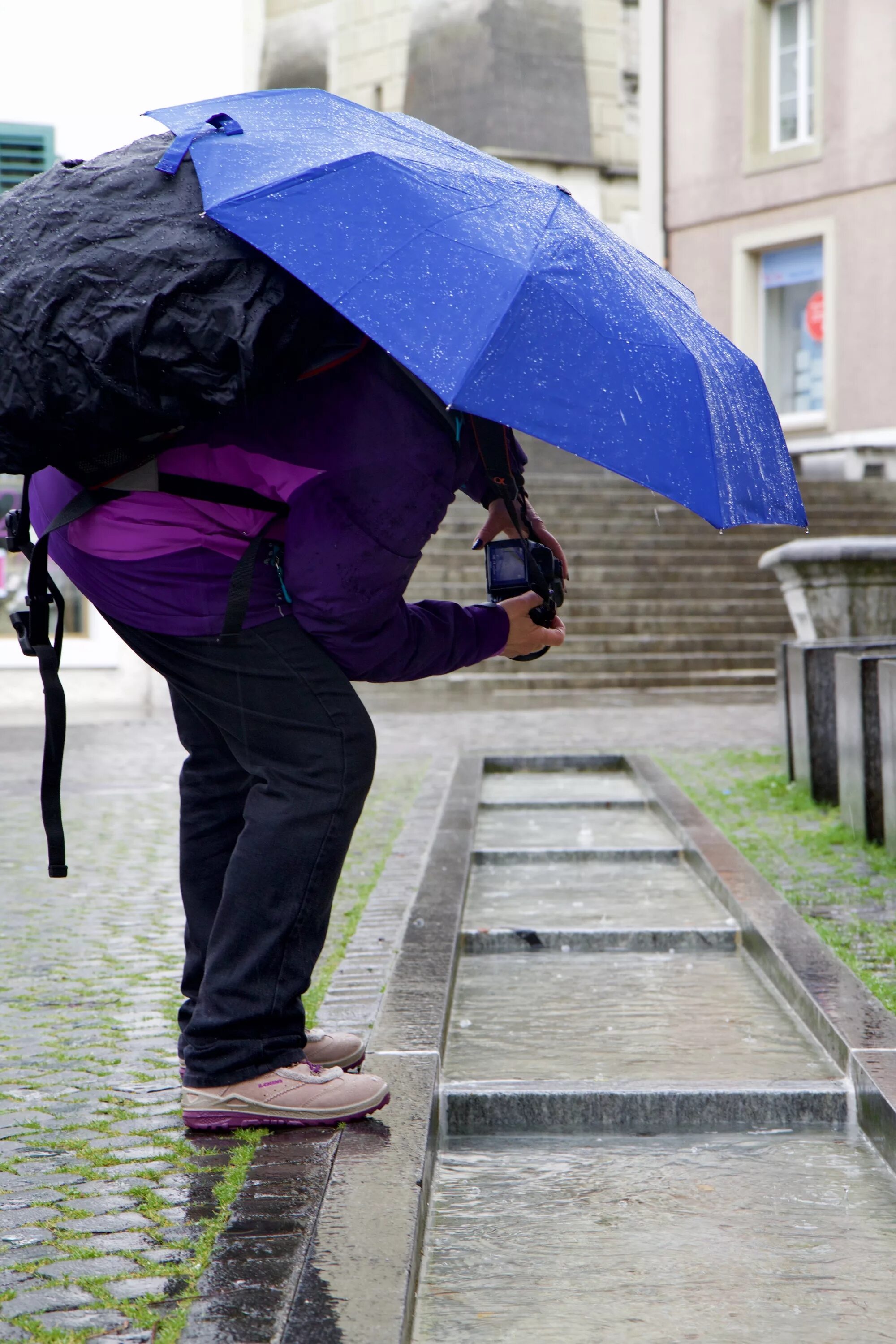 Зонт для фотографа. Человек с зонтиком. Мокрый зонтик. Am walking in the rain