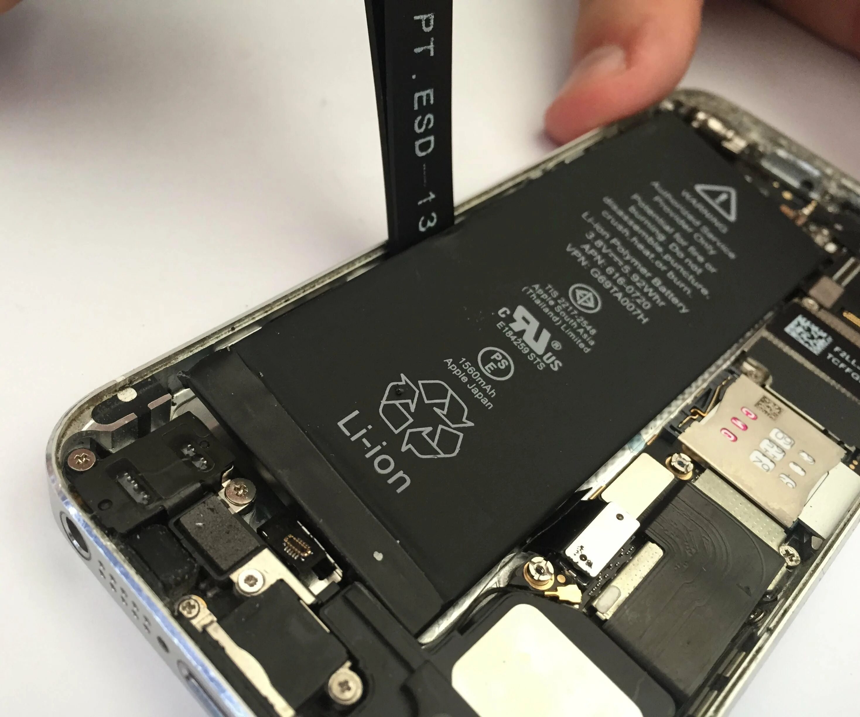 Аккумулятор 5s купить. Аккумулятор для iphone 5s. Iphone 5s Battery Replacement. Iphone 5 батарейки. Iphone c 5 батарейки.