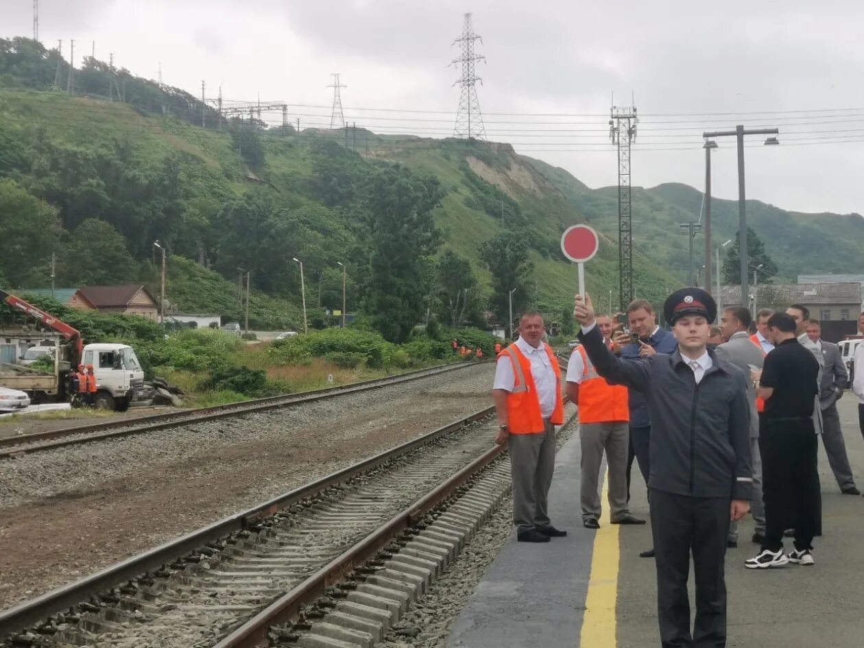 Сахалинская железная дорога перешивка колеи. Железная дорога Холмск Южно-Сахалинск. Станция Холмск Сахалинская ЖД. Колея 1520 Сахалин.