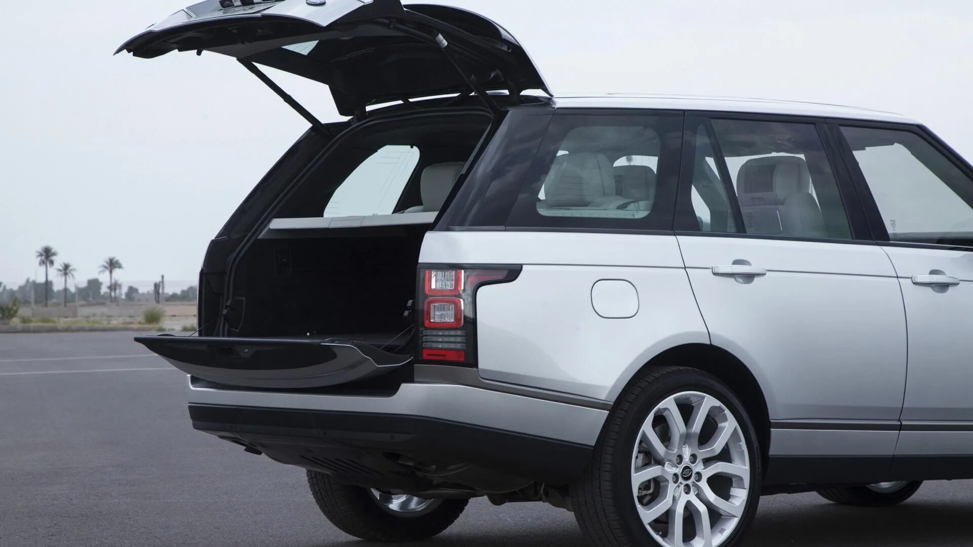 Рендж Ровер 2013 багажник. Land Rover range Rover багажник. Range Rover Vogue c открытым багажником. Рендж Ровер спорт 2012 багажник.
