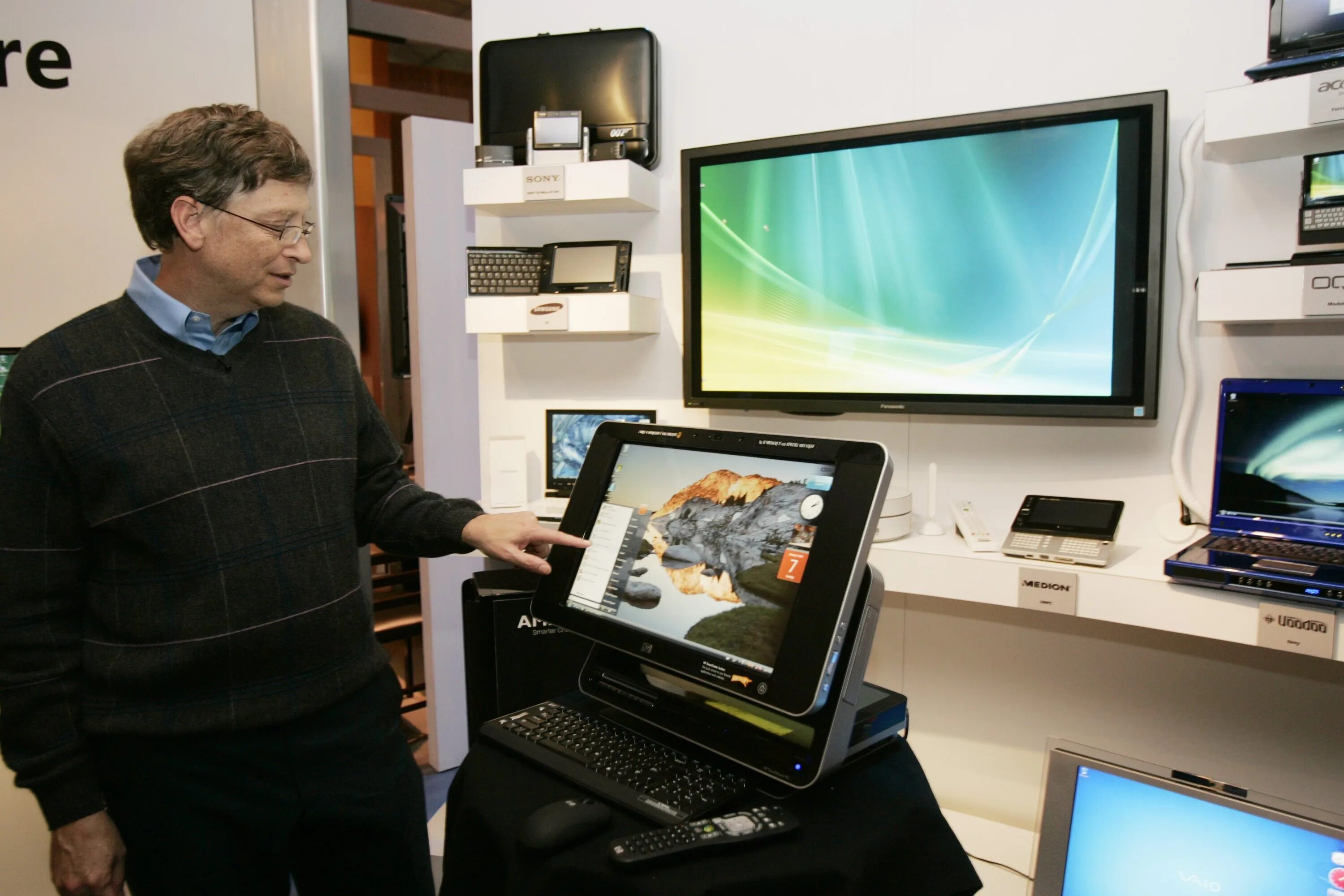 Билл Гейтс Майкрософт. Билл Гейтс с компьютером. Билл Гейтс первый компьютер. Компьютер Билла Гейтса.