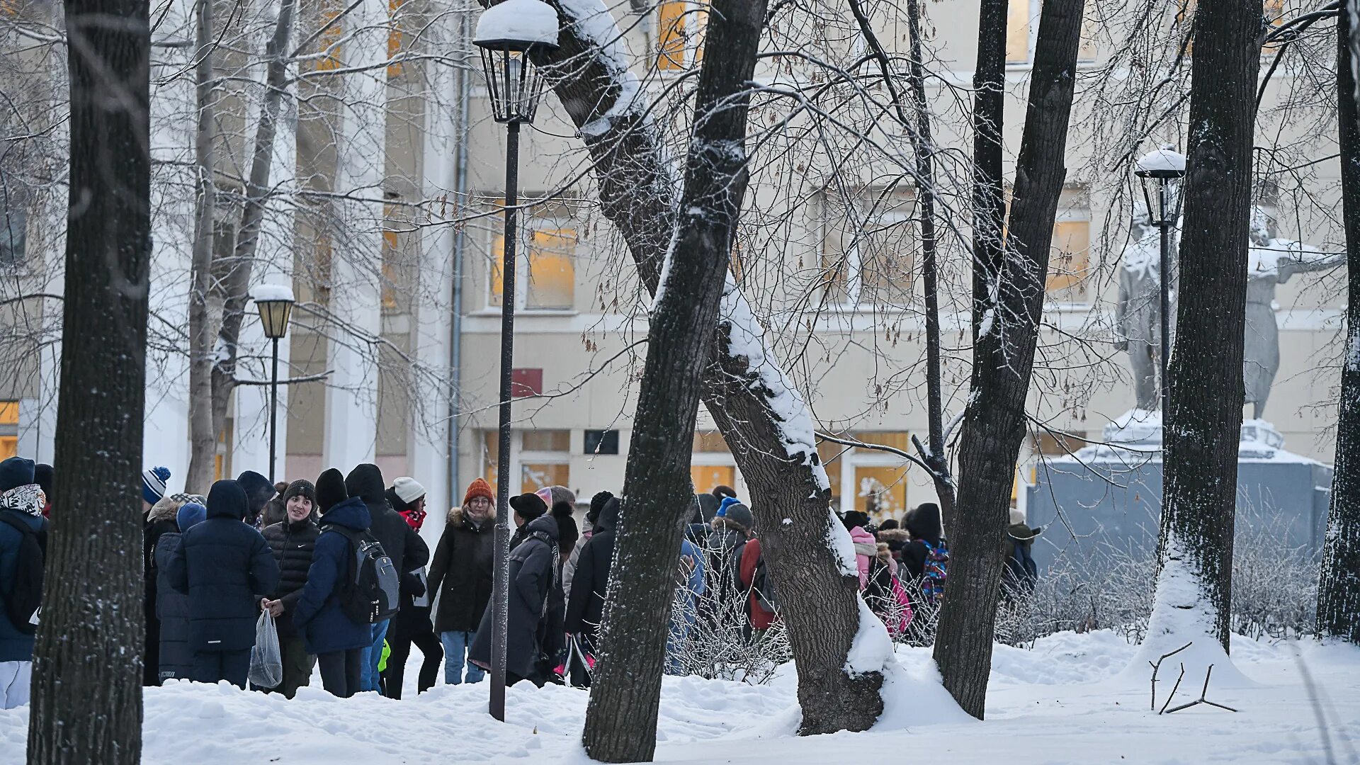 Минирование школ сегодня. Заминирование школ в Екатеринбурге. Минирование школ в Екатеринбурге. Минированирование школы. Эвакуация в школе.