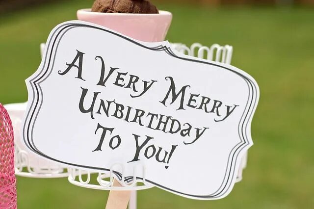 Unbirthday перевод. Unbirthday перевод. Алиса в стране чудес гиф. Today is your birthday. Алиса фелиз.