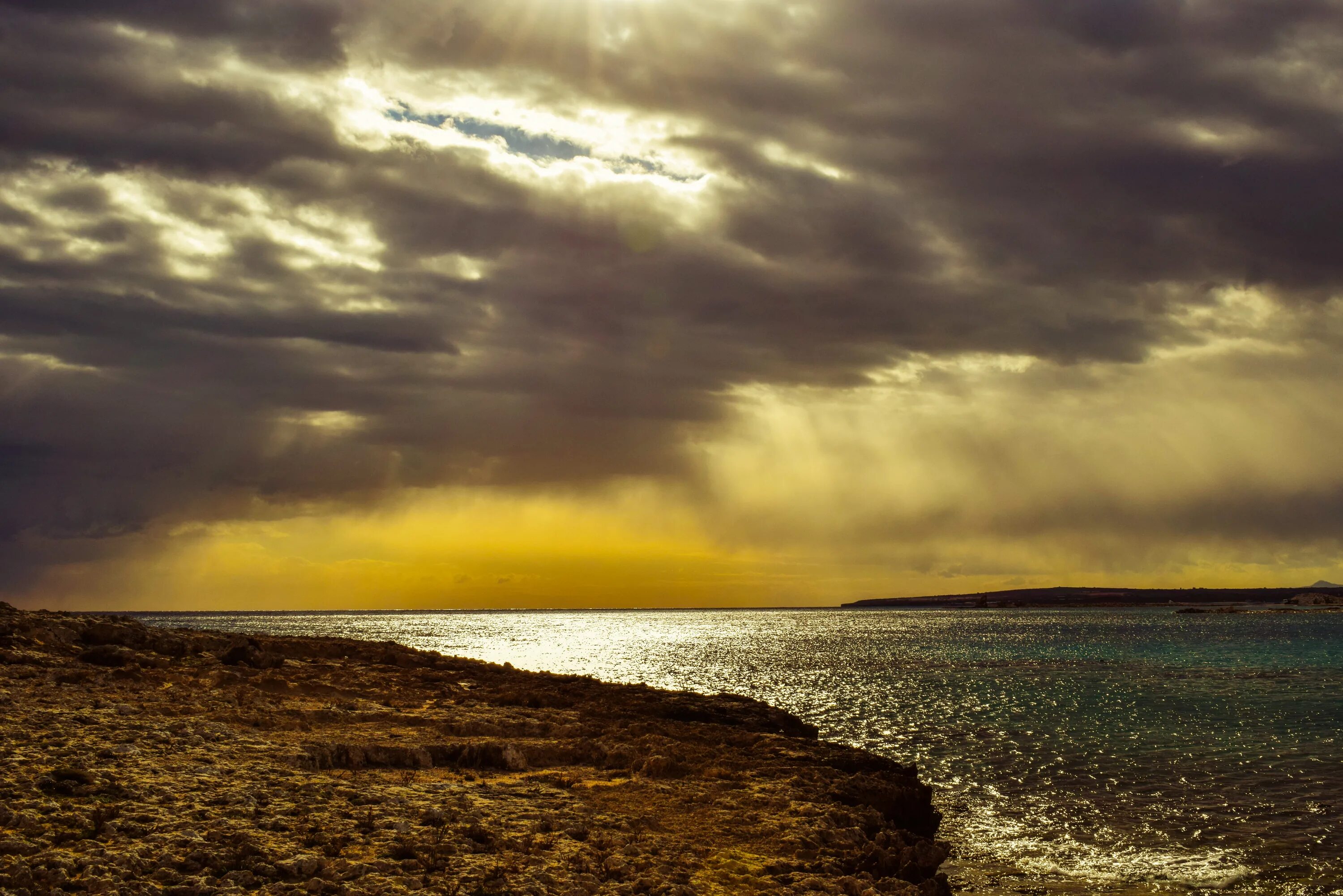 После бури слушать. Спокойствие перед бурей. Stormy Sea. Фото море буря шторм Луч солнца брызги.