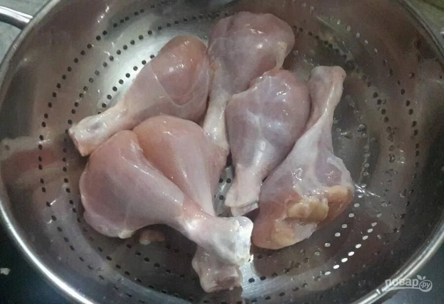 Сколько по времени варить голени. Голень вареная. Черные пятна на куриной голени. Голень цыпленка.