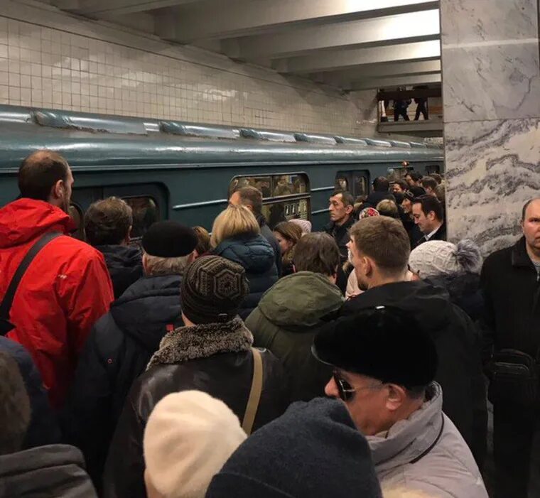 Московское метро новости. Столпотворение в метро. Ситуация на зеленой ветке метро в Москве. Столпотворение в Москве. Ситуация в метро.