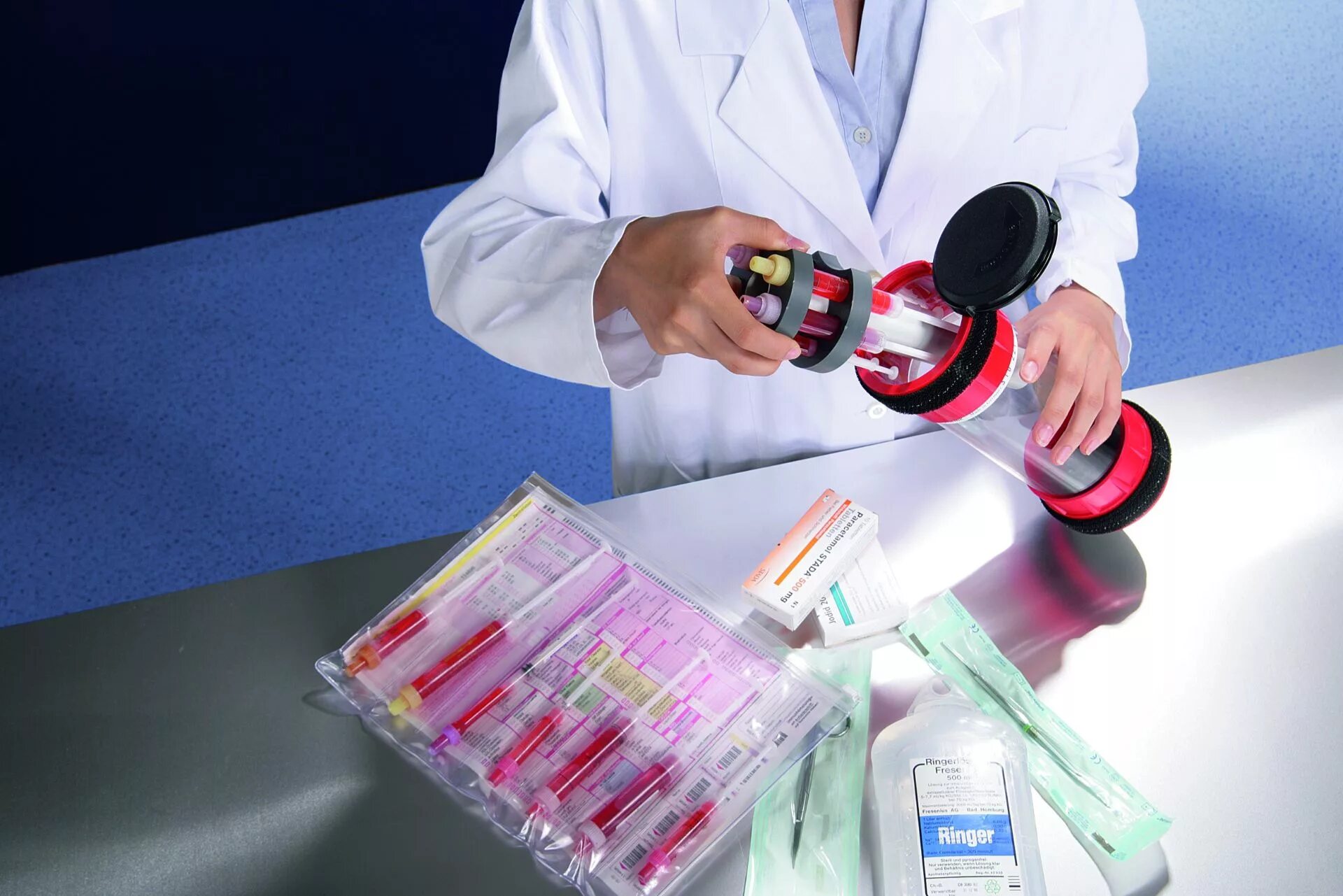 Научное исследование. Женщина биохимик. Электронное оборудование. Heilbronn applied science. Медоборудование.