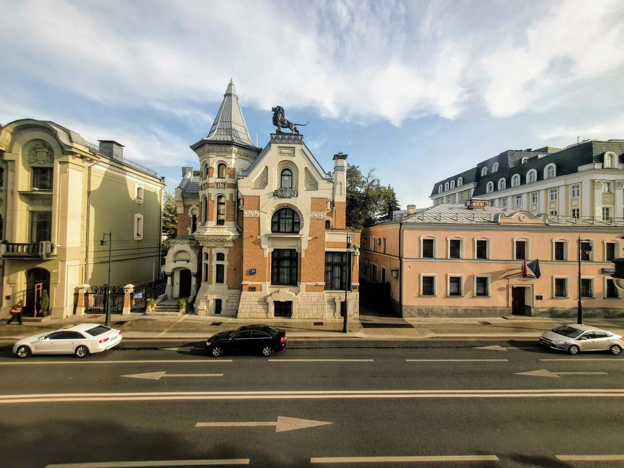 Гостиница Амбасадорри на улице Остоженка / Пройдёмся по Остоженке