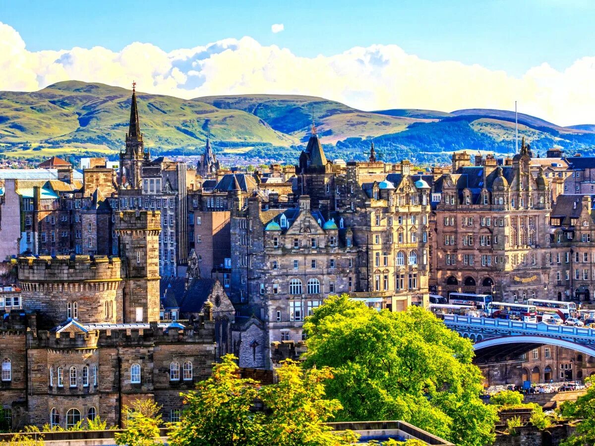 Площадь шотландии. Эдинбург Шотландия. Шотландия столица Эдинбург. Столице Шотландии, городе Эдинбурге. Эдинбургский замок Шотландия.