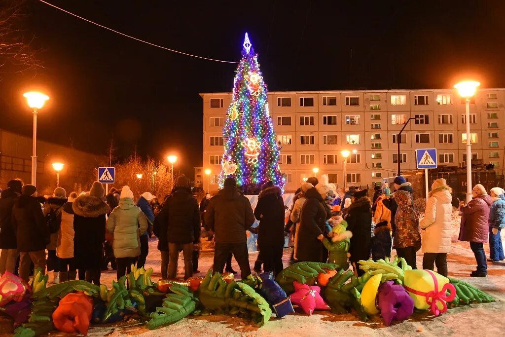 Во сколько в магадане новый год. Новогодняя ёлка в магадане. магаданская новогодняя елка. елки в магадане 2025. магадан новый год.