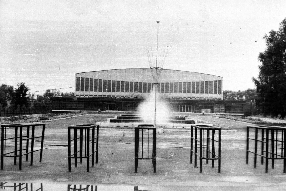 Воскресенск 60 лет октября. Дворец спорта химик воскресенск. ледовый дворец химик воскресенск ссср. старый воскресенск дворец спорта. воскресенск ссср.