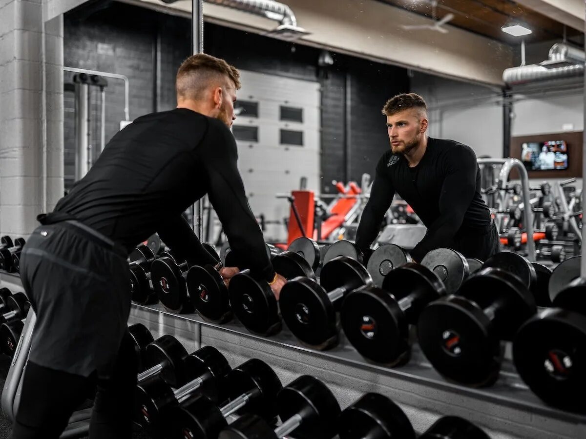 Спортзал охрана. Тренируется в спортзале. Тренировка в зале. Тренажерный зал. Тренажерный зал.