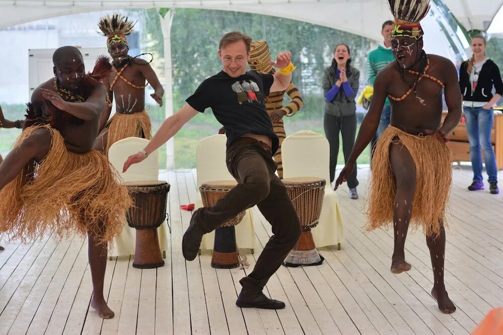 Африканская чунга чанга. Афро шоу Килиманджаро. Вечеринка в африканском стиле. Вечеринка в стиле Африка. Негр в костюме.