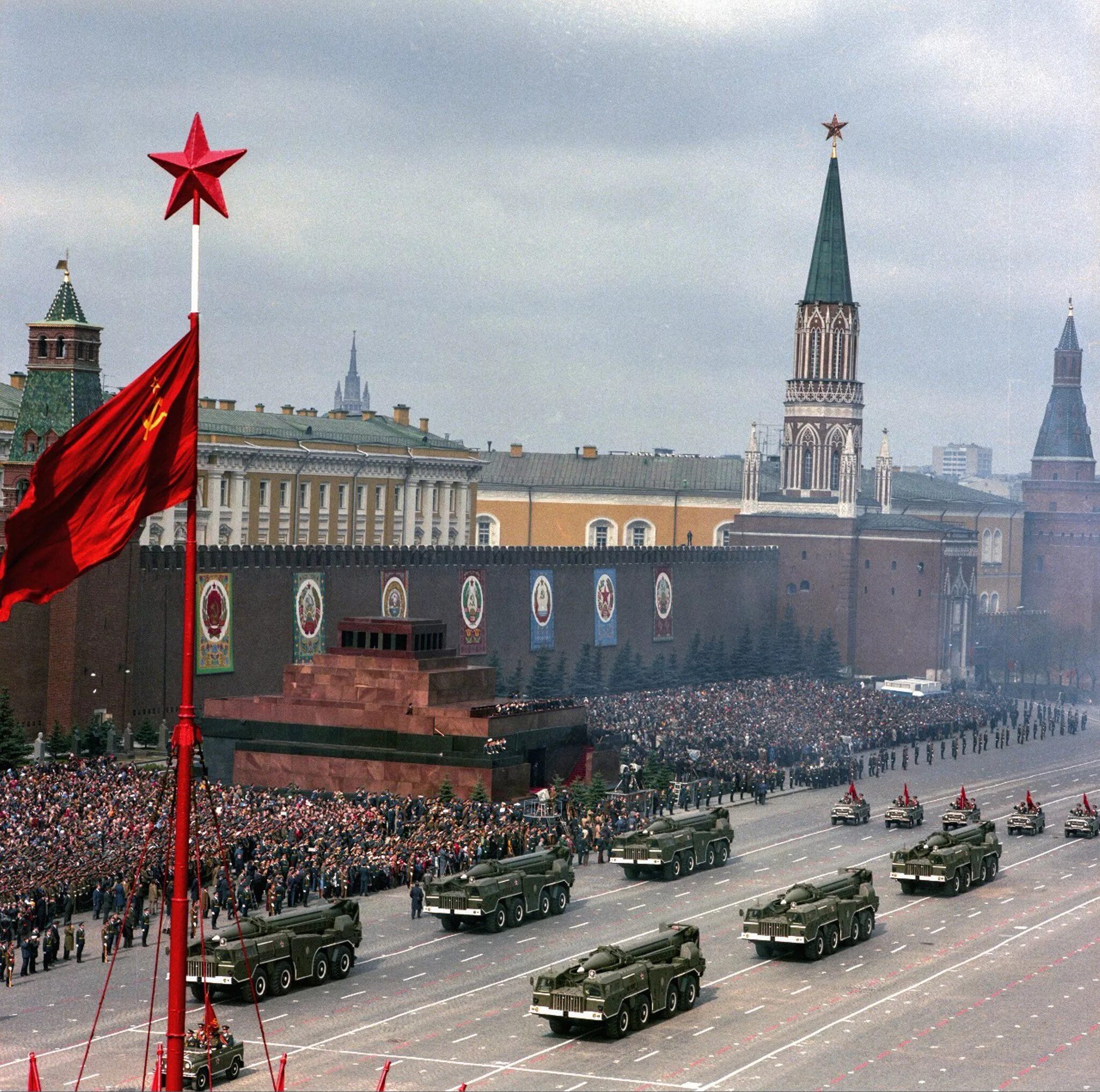 Военный парад ссср. Парад Победы Москва 1965 красная площадь. 9 Мая 1965 года парад Победы на красной площади в Москве. Парад на красной площади 9 мая 1965 года. Москва Советский Союз красная площадь.