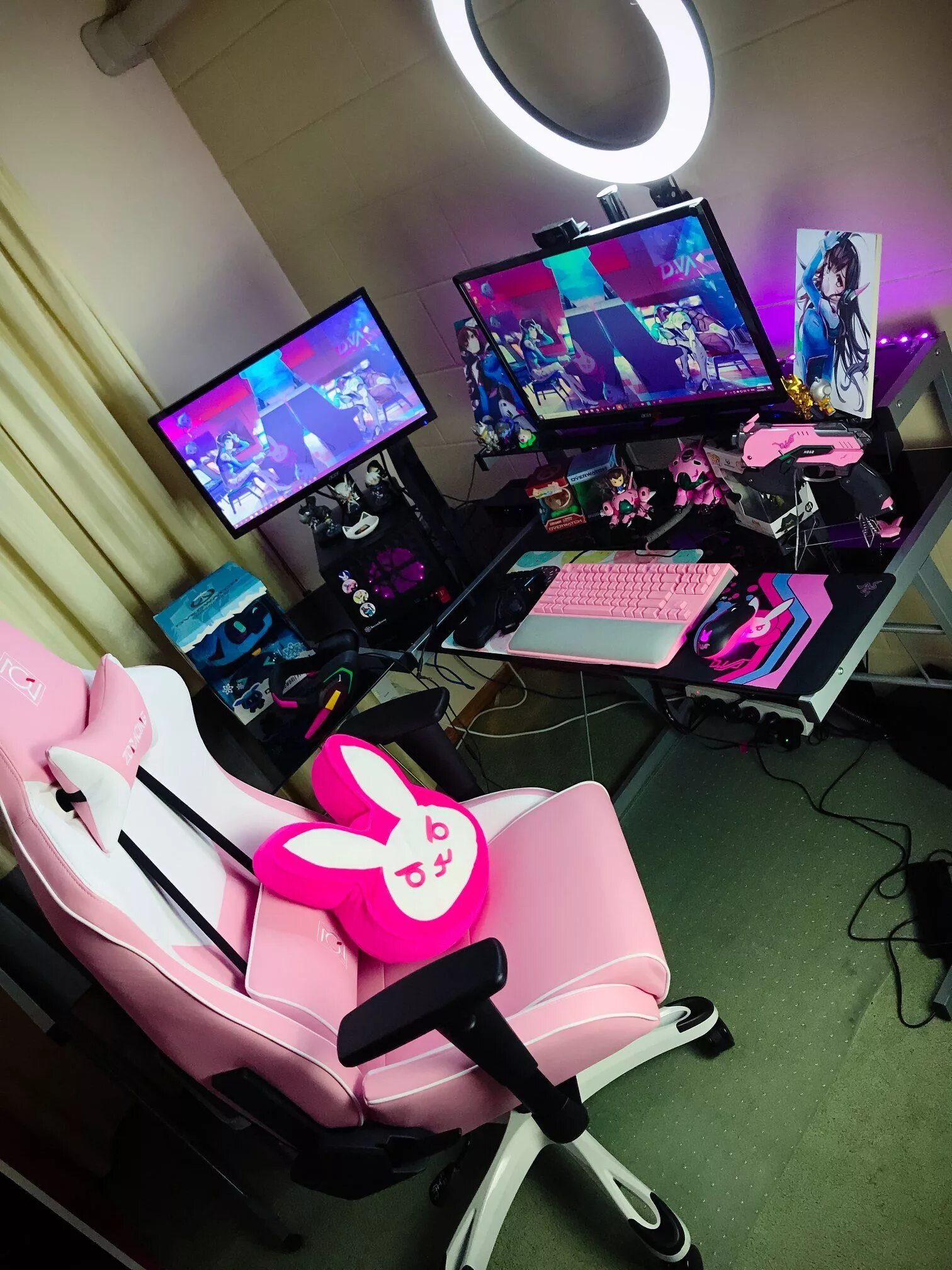 Комната девочки геймера. Комната геймера. Геймерская комната в розовых тонах. Геймерская комната для девочек. Декор для геймерской комнаты.