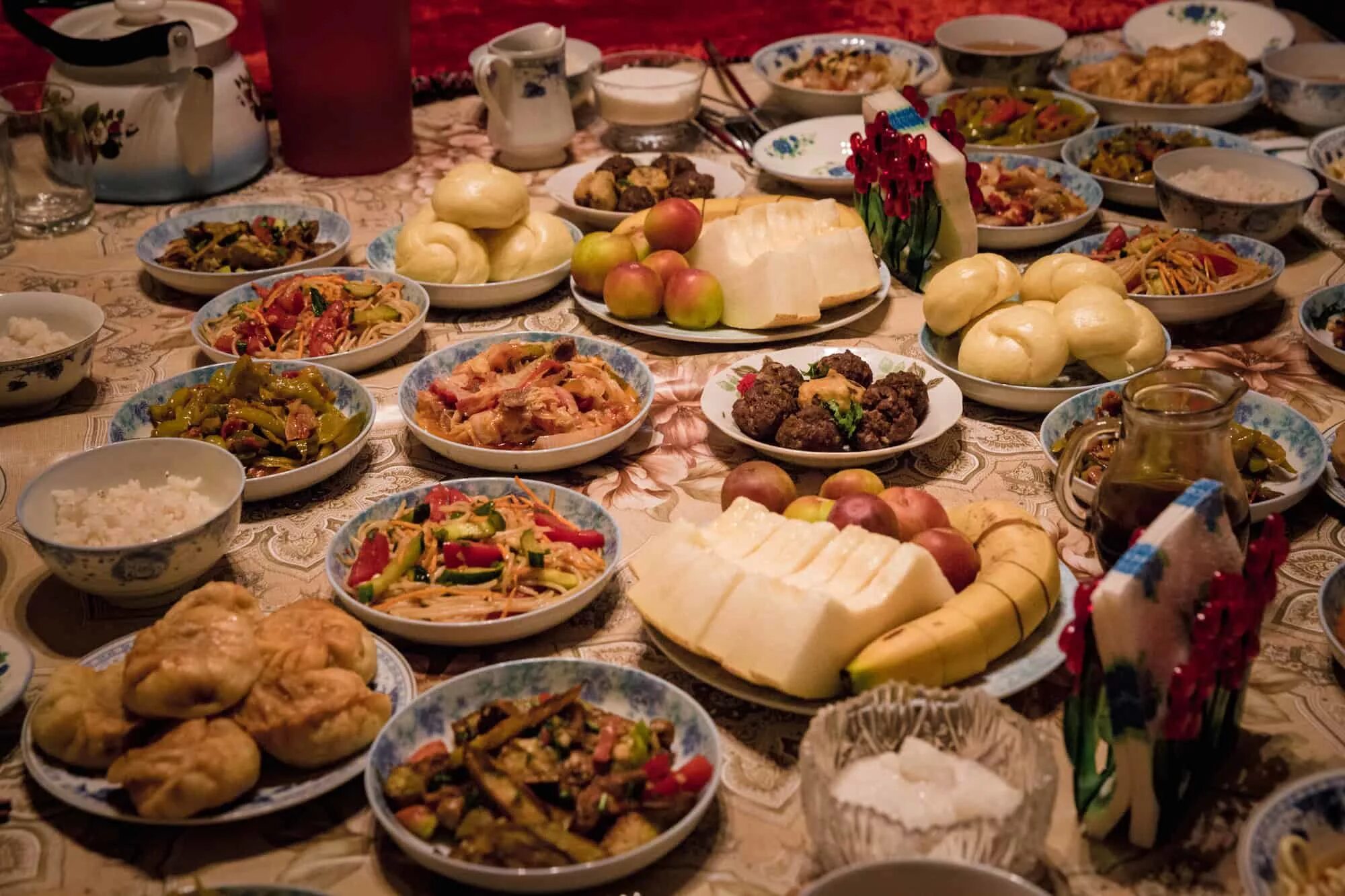 Киргизы блюда. Казахская кухня дастархан. Национальная еда Киргизии. Кыргызский дасторкон. Киргизская кухня национальные блюда.