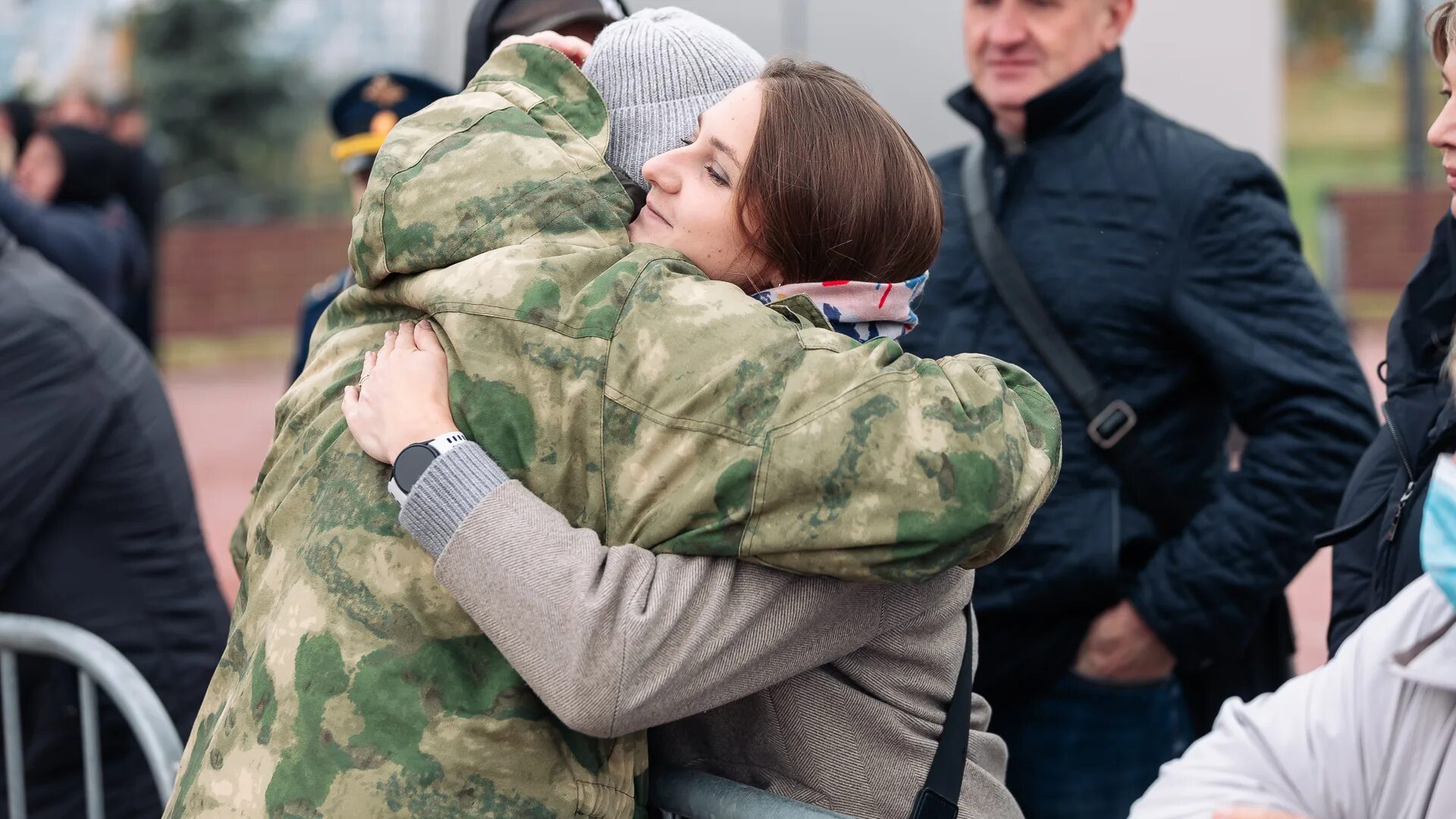 Новости россии когда отпустят мобилизованных домой. Семья военного. Семья военнослужащего. Поддержка военнослужащих. Встреча солдата.