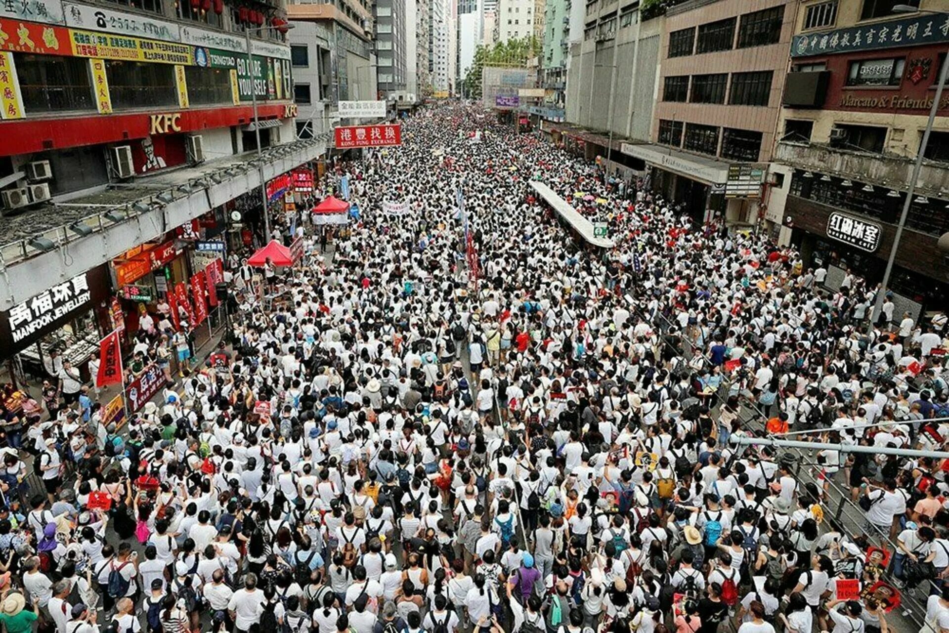 Почему в китае много людей. Китай люди на улице. Миллионы людей. Толпа миллион человек. Толпа китайцев.