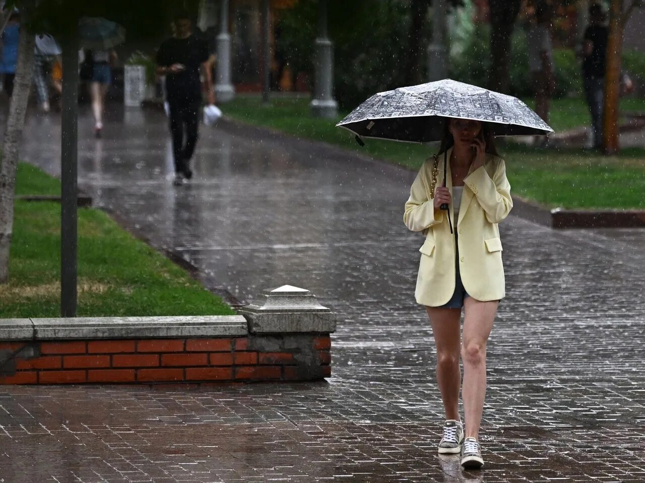 Дождливый день. Дождливая погода. Дождь в Москве. Улица под дождем.