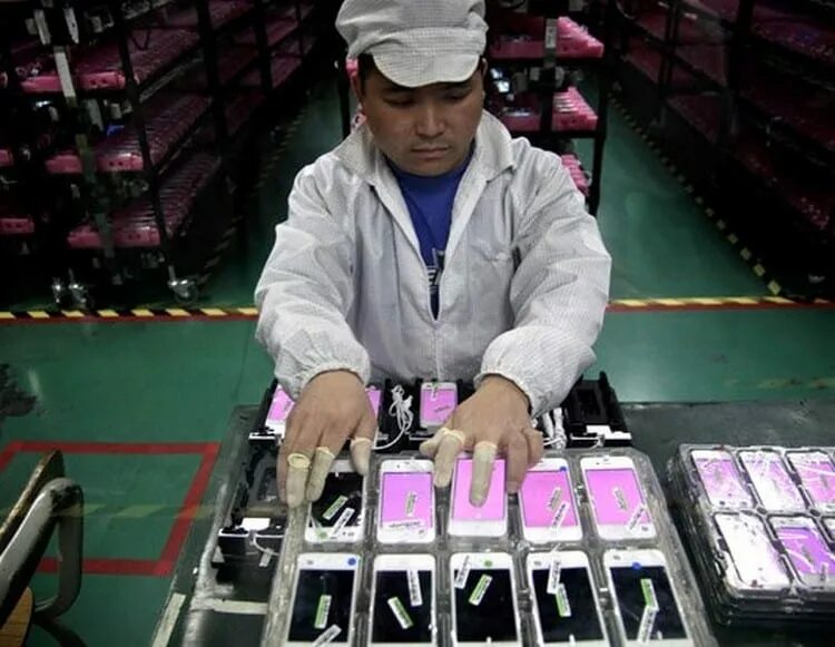 Айфон произведен в китае. Foxconn завод apple. фабрика фоксконн китай. завод foxconn в китае. foxconn сборка айфонов.