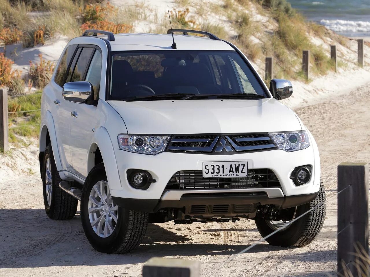 Полный привод дизель механика. Mitsubishi Challenger II. Митсубиси внедорожник Челленджер. Мицубиси Челленджер 2015. Mitsubishi Challenger 2008.