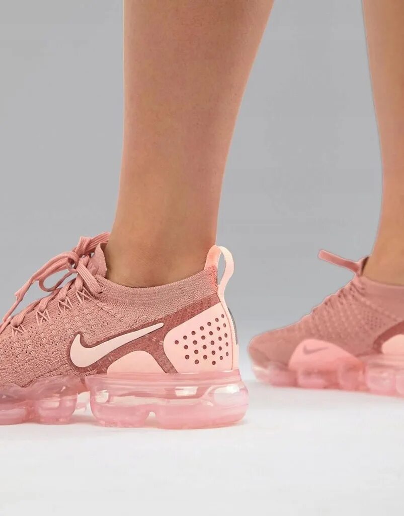 Найк с пяткой. Nike кроссовки женские новая коллекция 2022. Nike Air VAPORMAX женские. Nike Trainers розовые. Найк АИР руннинг.