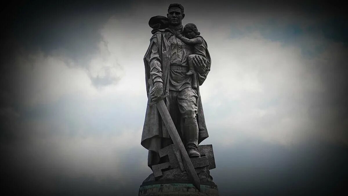 Памятник солдату с девочкой спасенной на руках. Памятник воину-освободителю в берлине в трептов-парке. памятник советскому солдату в берлине. воин освободитель в трептов парке.