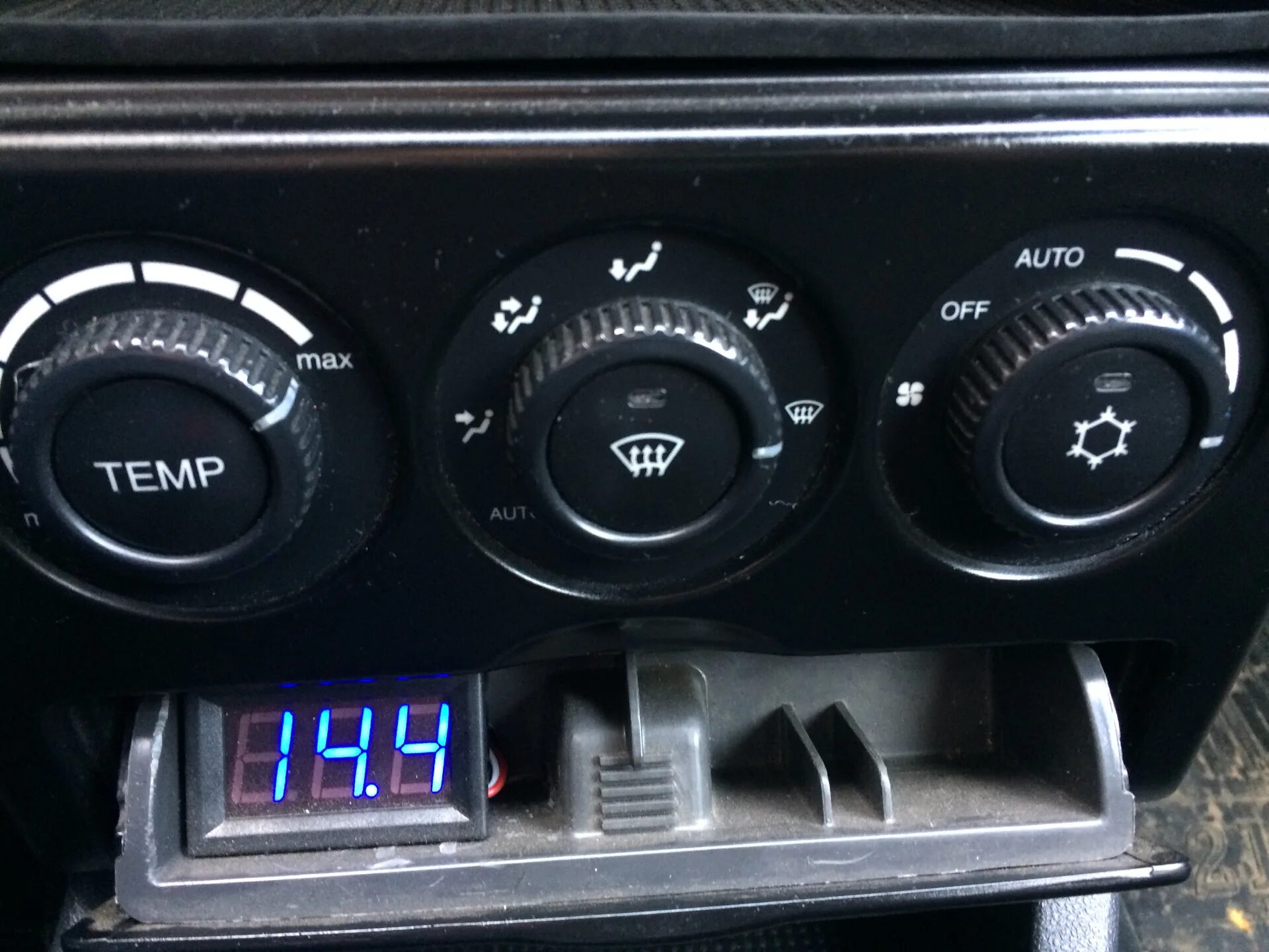 Вольтметр приора. Вольтметр приора. Вольтметр приора. Вольтметр цифровой приора. Вольтметр ваз 2170.