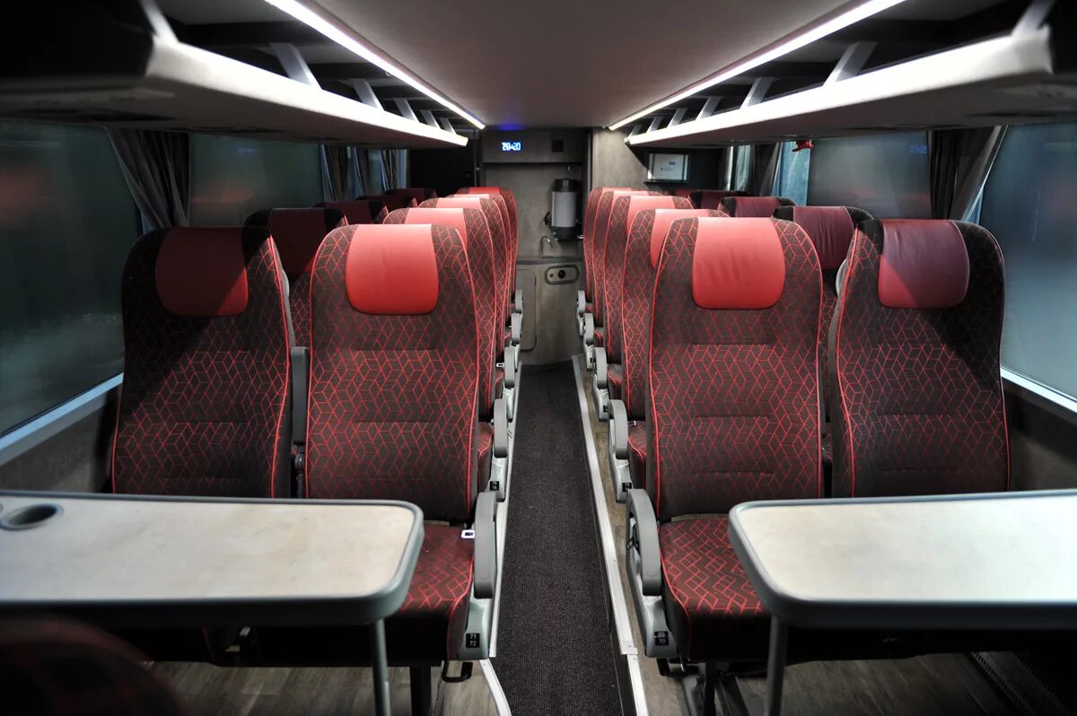 Neoplan 122 места со столиком. Двухэтажный автобус внутри. Двухэтажный автобус салон. Туристический автобус внутри.