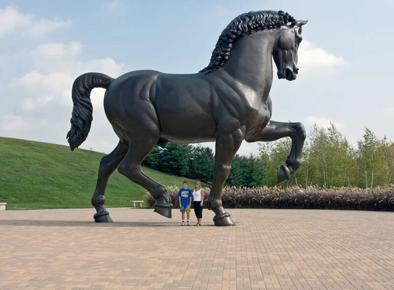 Фризская лошадь Буцефал. Буцефал статуя. Конь монумент. Телосложение лошади 5 букв