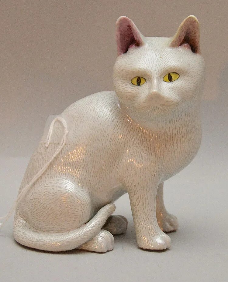 Фигурки кошек из фарфора. Коллекция кошек статуэтки. Статуэтка фарфоровая. Фарфоровая кошка. Статуэтка кошка фарфор.