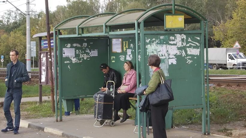 Российский остановиться. Автобусная остановка. Старая остановка. Автобусная остановка в России. Остановки в Подмосковье.