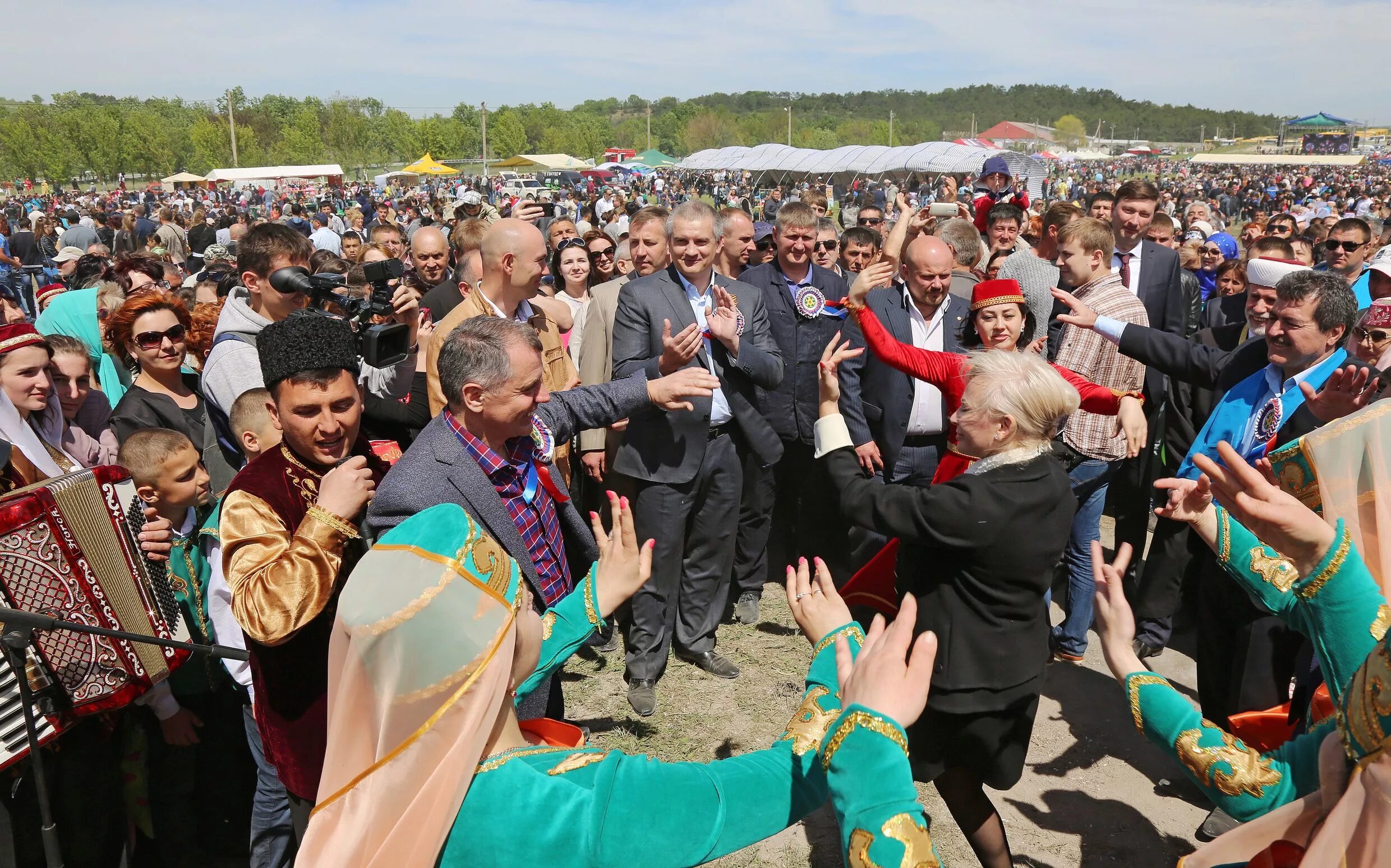 Коренные народы крыма. Народы Крыма. Крымские татары в Крыму. Национальные праздники народов Крыма. Крымскотатарский праздник Хыдырлез.