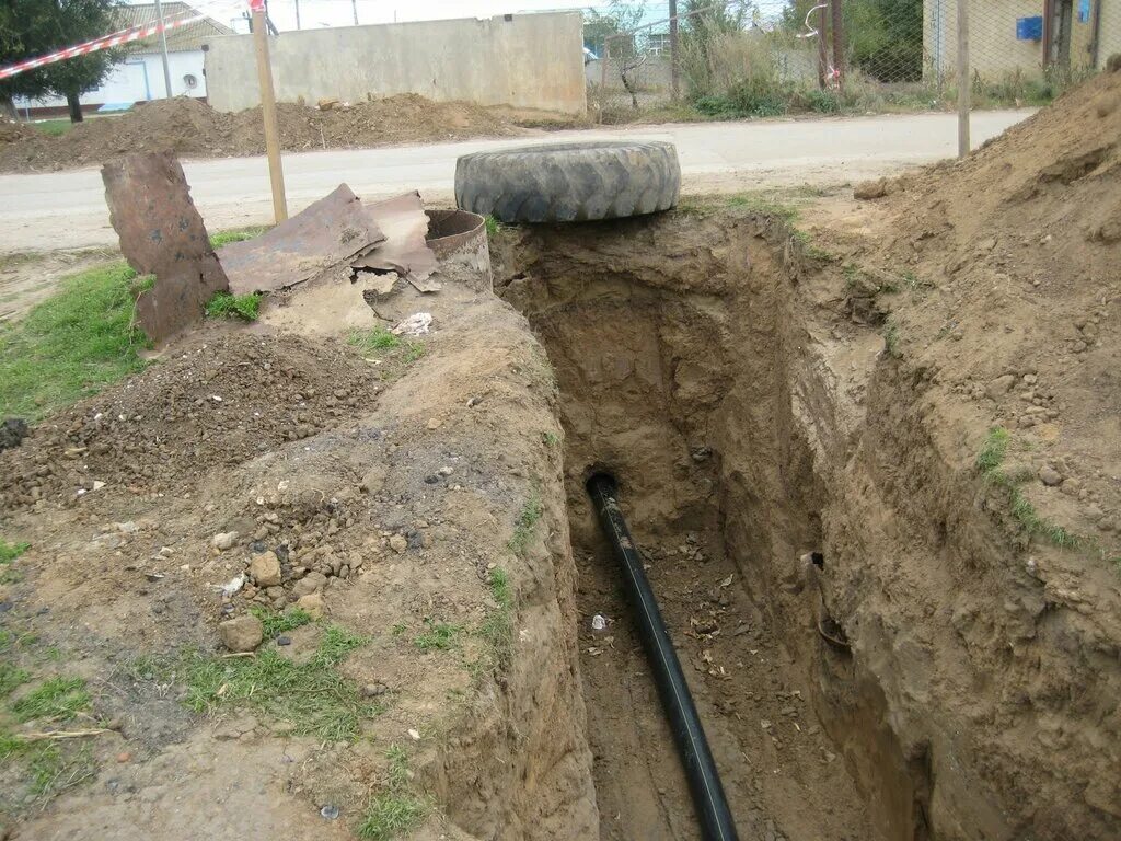 Прокол под дорогой для водопровода. Прокол грунта. Прокол под автодорогой. Прокол под автодорогой для канализации.