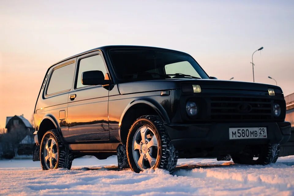 Лада нива 5х дверная. Нива урбан r20. Нива урбан 40 дюймов. Лада нива урбан. 21213 урбан.