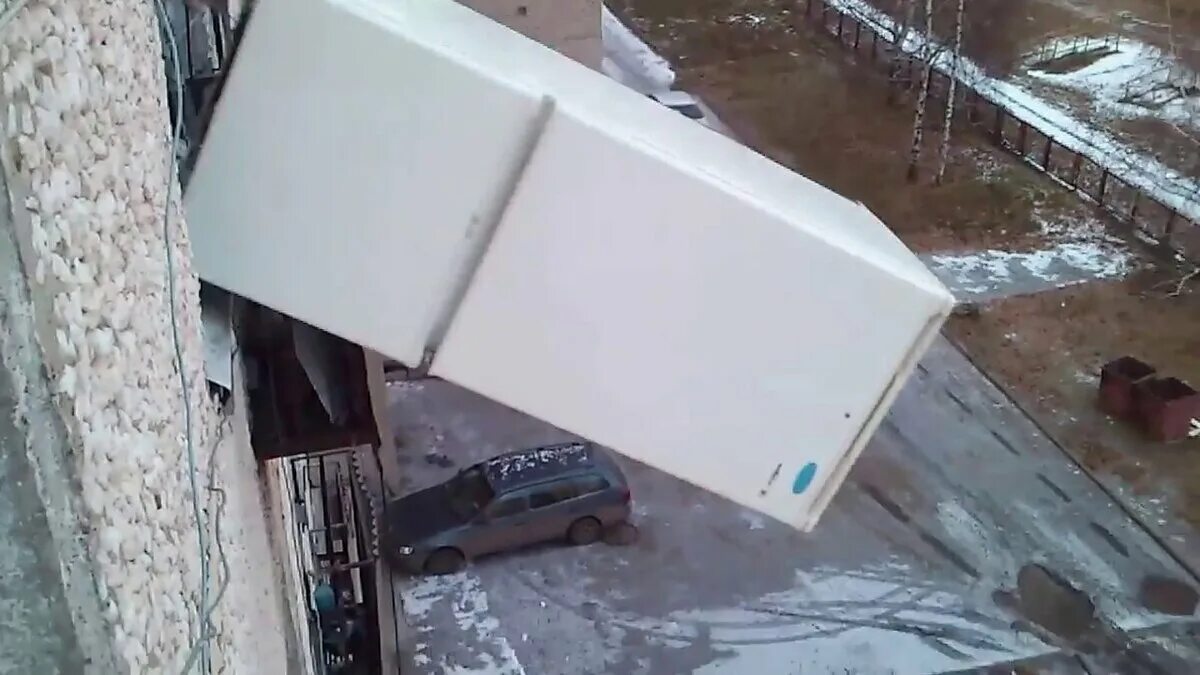 Летающий холодильник. Упал за холодильник в 2009 году. Холодильником придавило. Холодильник упал. Холодильник упал.