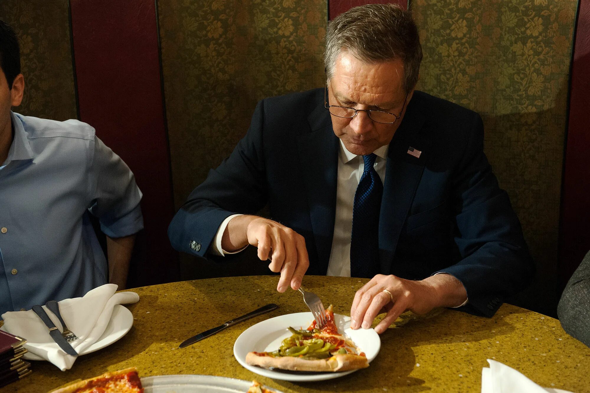 Как едят пиццу по этикету. Pizzagate расследование. biden eating pizza. пиццу едят политики. политик есть пиццу вилкой.