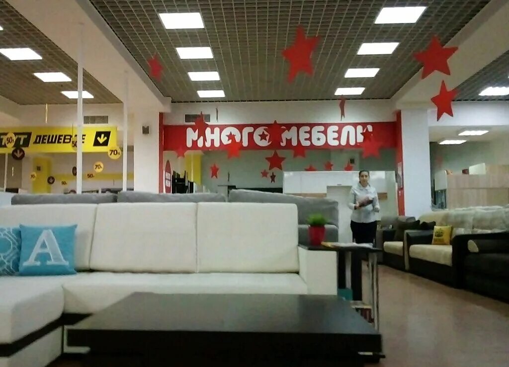 островки в тц идеи. магазин много места. мебельный магазин диваны. много мебели. много людей в торговом центре.