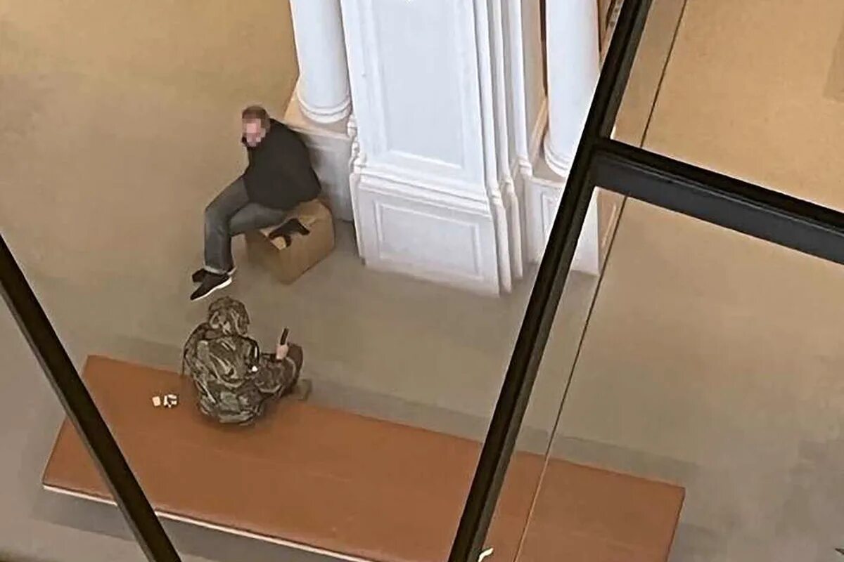 Парень взял в заложники. Стрельба в торговом центре. Взял мать в заложники. Парень взял в заложники. Парень взял в заложники.