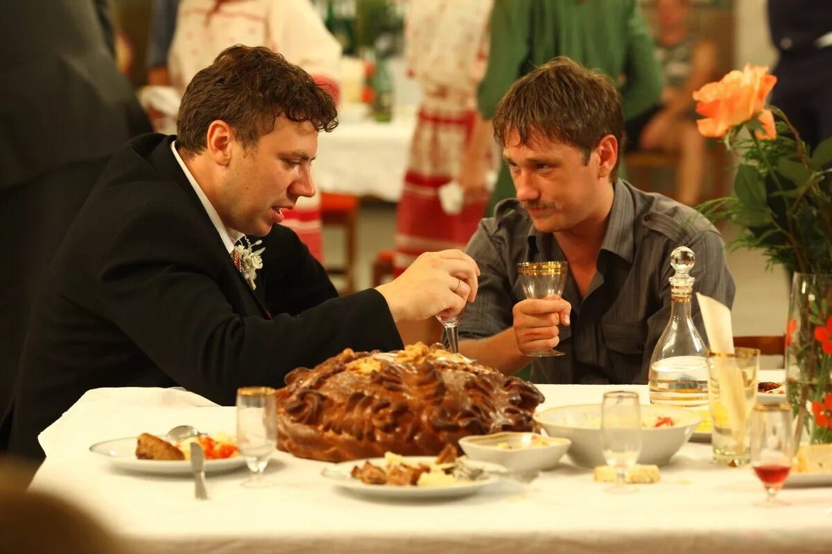 Два человека в кафе. Двое мужчин в ресторане. Два мужчины за столом выпивают. Парень за столом. Двое мужчин в кафе.