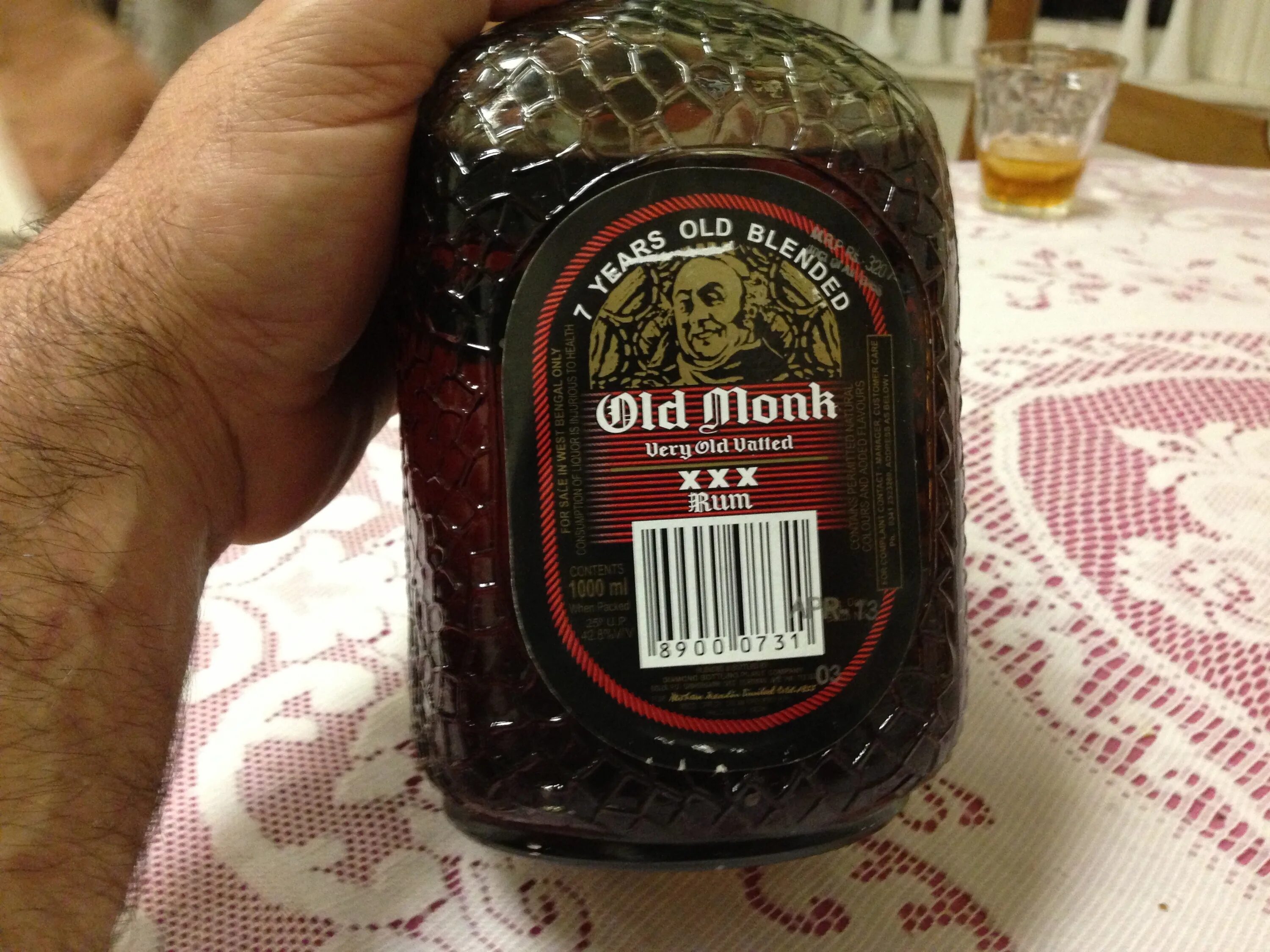 Индийский old monk. Джин Олд Монк. Олд Монк Ром. Ром Олд Монк Индия. Ром старый монах.