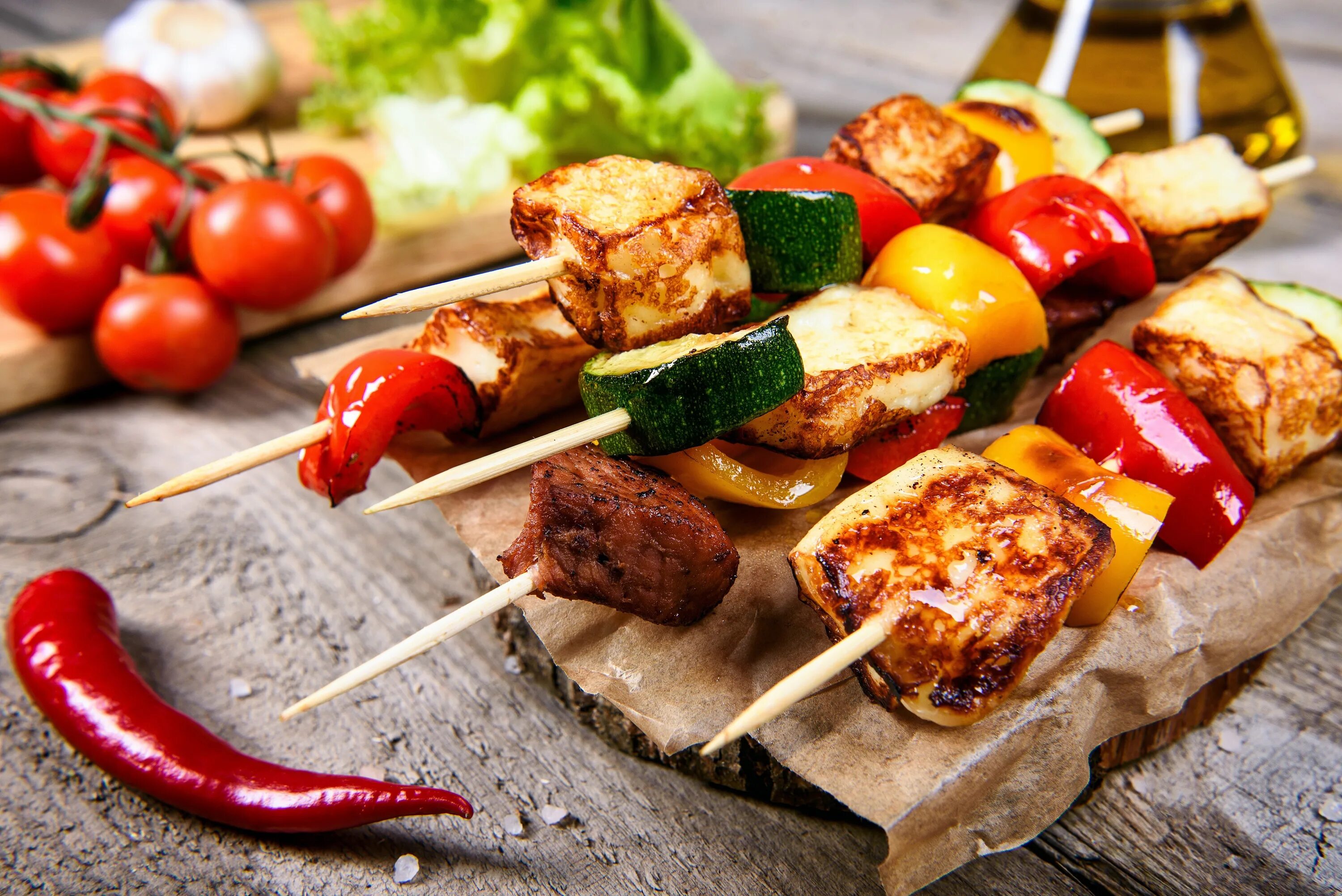 Skewers. Halloumi skewers. шашлык с овощами. овощи на шпажках на мангале. шашлык в ассортименте.
