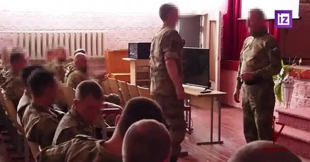 Награждение росгвардейцев за лнр. Росгвардия лнр вакансии. Росгвардия. Арсенал склад оружия и боеприпасов. Бронежилет омон.