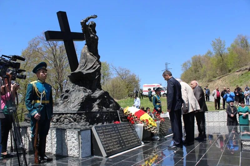 Южная осетия трагедия. Цхинвал мемориал. Памятник миротворцам в Южной Осетии. Российским миротворцам в Цхинвале памятник. Памятники погибшим миротворцам в Абхазии.