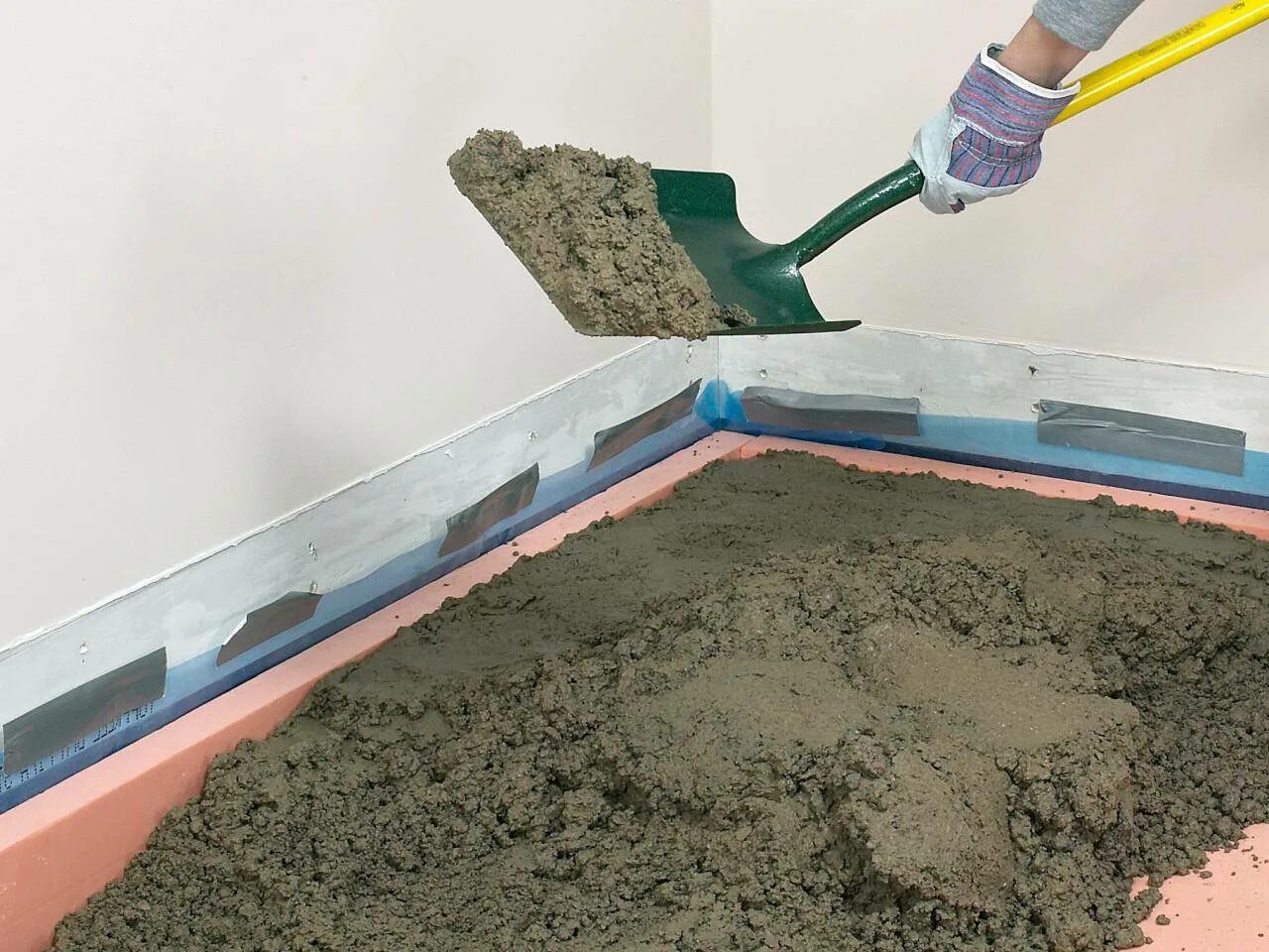 Как сделать бетон пошагово. Теплоизоляция бетонного пола. Полы по грунту полусухая стяжка. Утеплитель бетона пола керамзит. Стяжка домов.