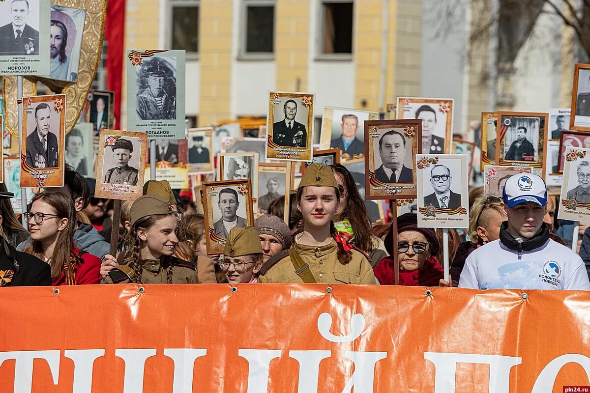 Бессмертный полк в честь чего. Бессмертный полк Псков. 9 Мая Бессмертный полк картинки. Фото для парада 9 мая Бессмертный полк.