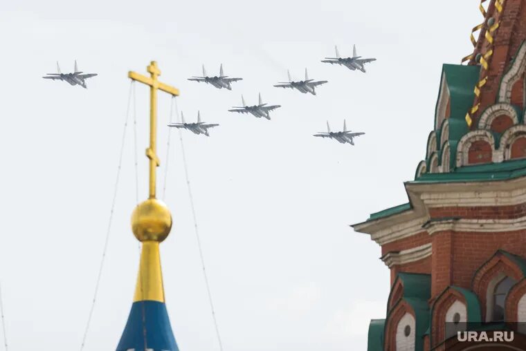 Почему отменен воздушный. Воздушный парад. самолеты над красной площадью парад победы. воздушный парад москва 9 мая. парад победы самолеты над кремлем.