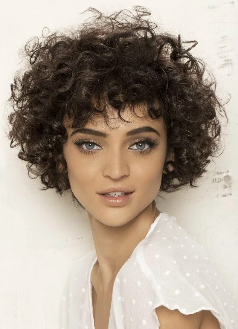 Curly Bob модель. Фуэте стрижка на кудрявые волосы. Стрижка Боб Гарсон на кудрявые волосы. Кудрявое каре.